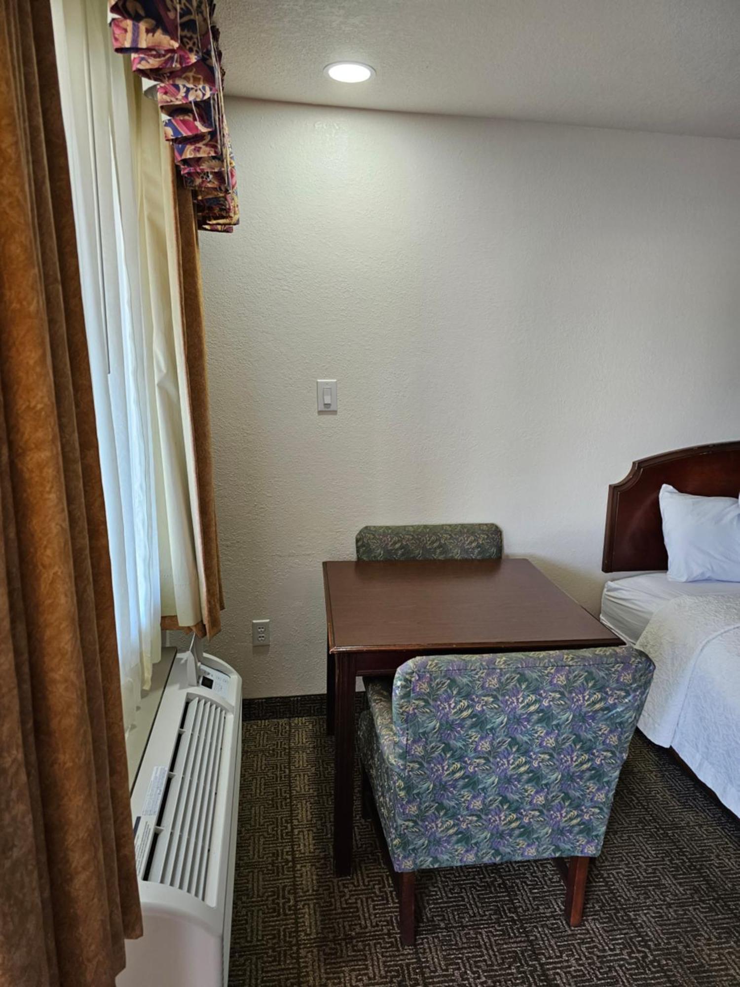 Rodeway Inn Тикумкари Екстериор снимка